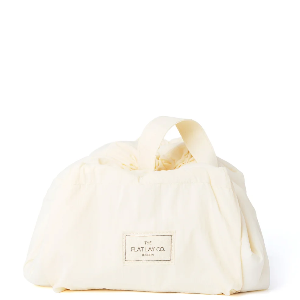 The Flat Lay Co. Drawstring Makeup Bag in Vanilla Parachute Afbeelding 1