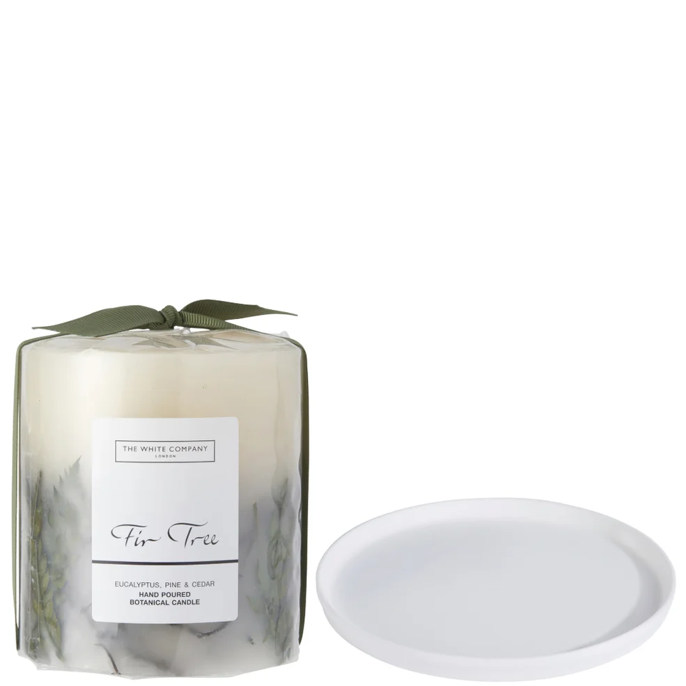 The White Company The Fir Tree Botanical Candle and Plate - Medium Afbeelding 1